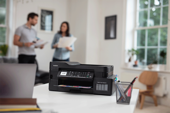 Muškarac i žena rade doma/u uredu sa Brother DCP-T420W u pozadini