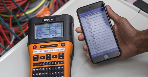 Mobilni telefon spreman za prijenos novih ID-ova kabela na pisač naljepnica Brother PT-E550W