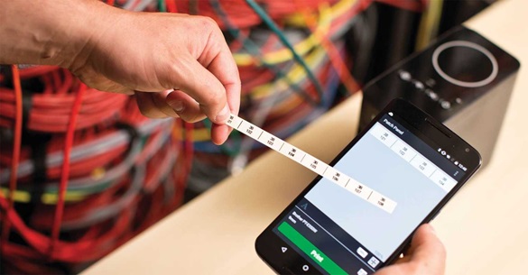 Aplikacija Cable label tool na pametnom telefonu s ispisanom naljepnicom Brother P-touch