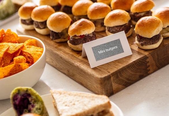Tave sa sendvičima i mini burgerima, bijela samostojeća stolna kartica sa srebrnom naljepnicom i bijelim tekstom